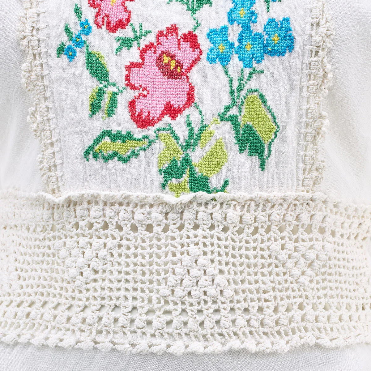 1970s White Cheesecloth and Crochet Dress with Cross Stitch Applique - Image 8