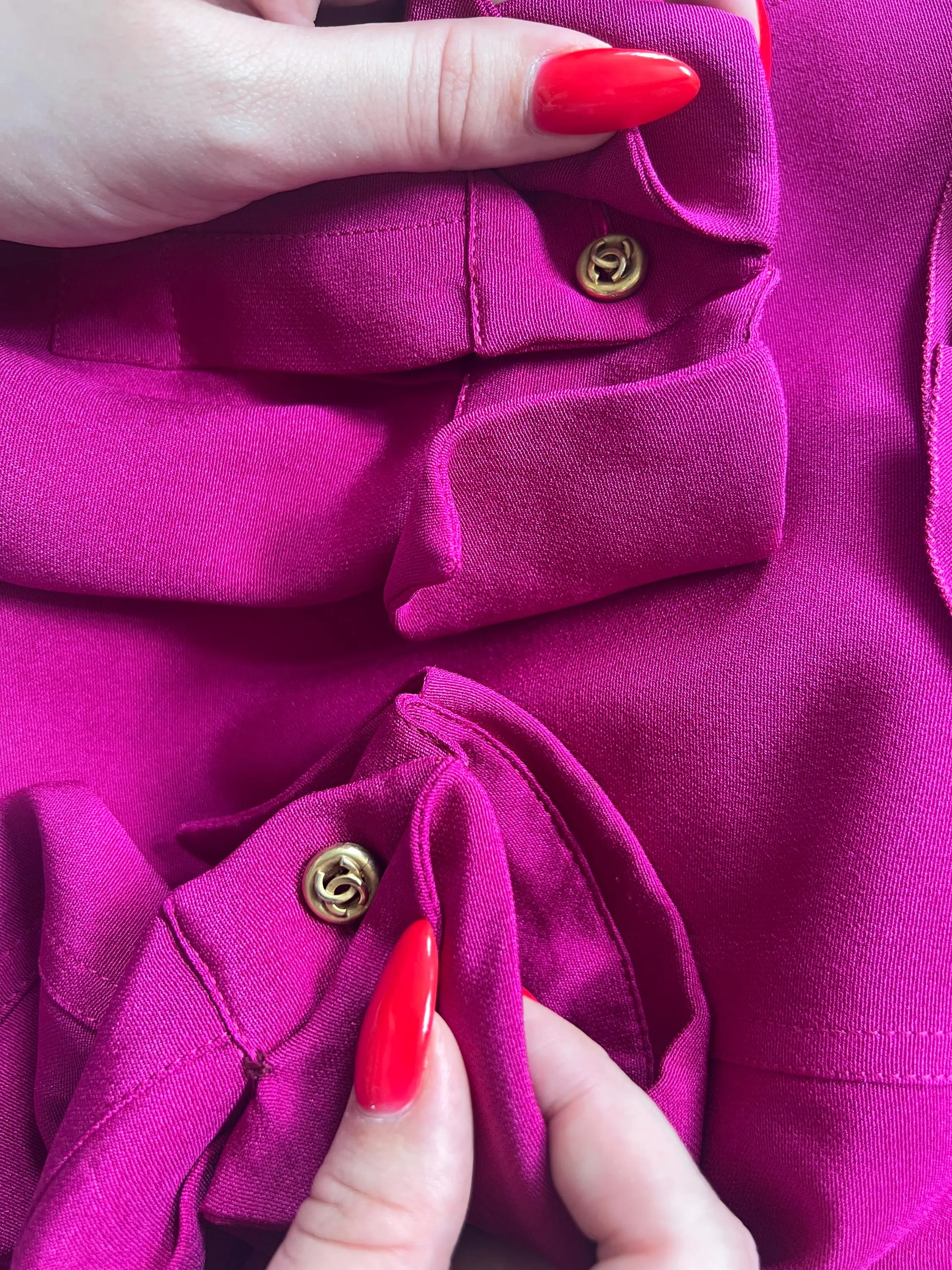 1980s Chanel Fuchsia Heavy Silk Blouse with Ruffle Collar - Image 6