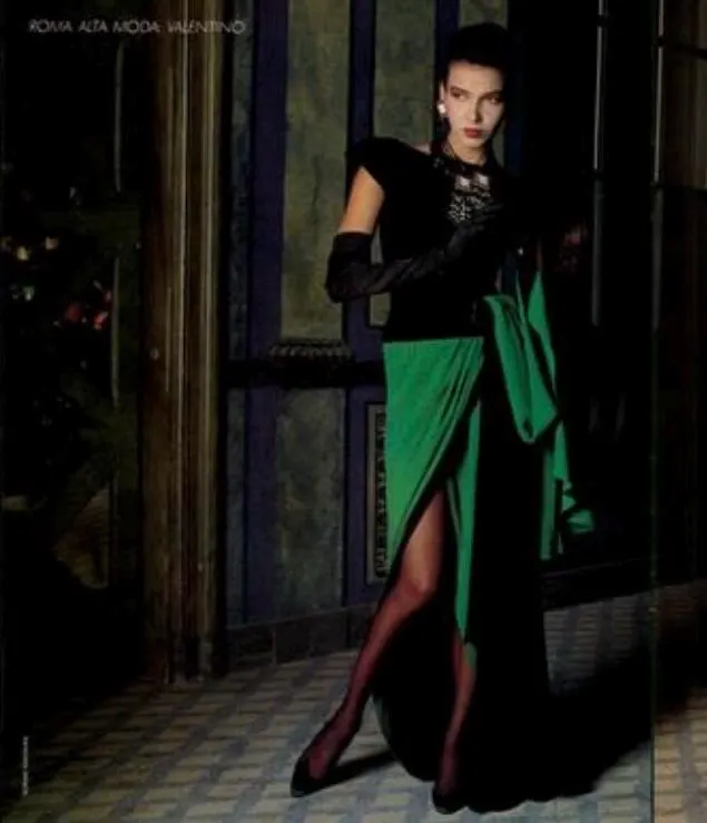 1983 Valentino Haute Couture Emerald Green Velvet and Wool Dress - Image 12